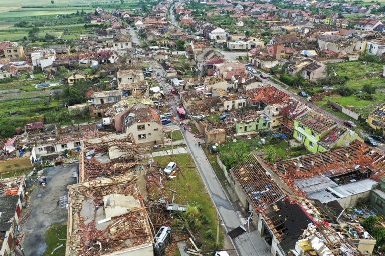 2021 červen,  Morava postižená tornádem, prudce rotujícím sloupcem vzduchu