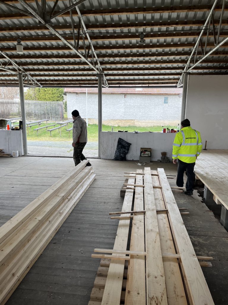 Duben 2022 Nové podium na letním parketě